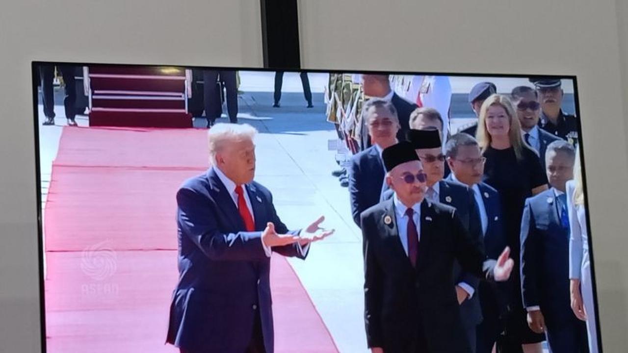 Momen Unik Kedatangan Trump di KTT ASEAN Malaysia: Berjoget dan Kibarkan Bendera, Disambut Anwar Ibrahim