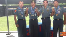 Citizen6, Cirebon: Para perwira tinggi sedang melakukan persiapan untuk lomba menembak, dalam rangka Hardikal ke-65 di Lap. Tembak Kodikmar Kobangdikal, Gunungsari, Senin (25/4). (Pengirim: Mayor Laut Rohman Arif, S.Sos)