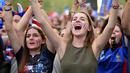 Fans cantik Prancis saat memberikan semangat kepada timnya melawan Islandia  pada Piala Eropa 2016 di Toulouse, (3/7/2016). (AFP/RÈmy Gabalda)