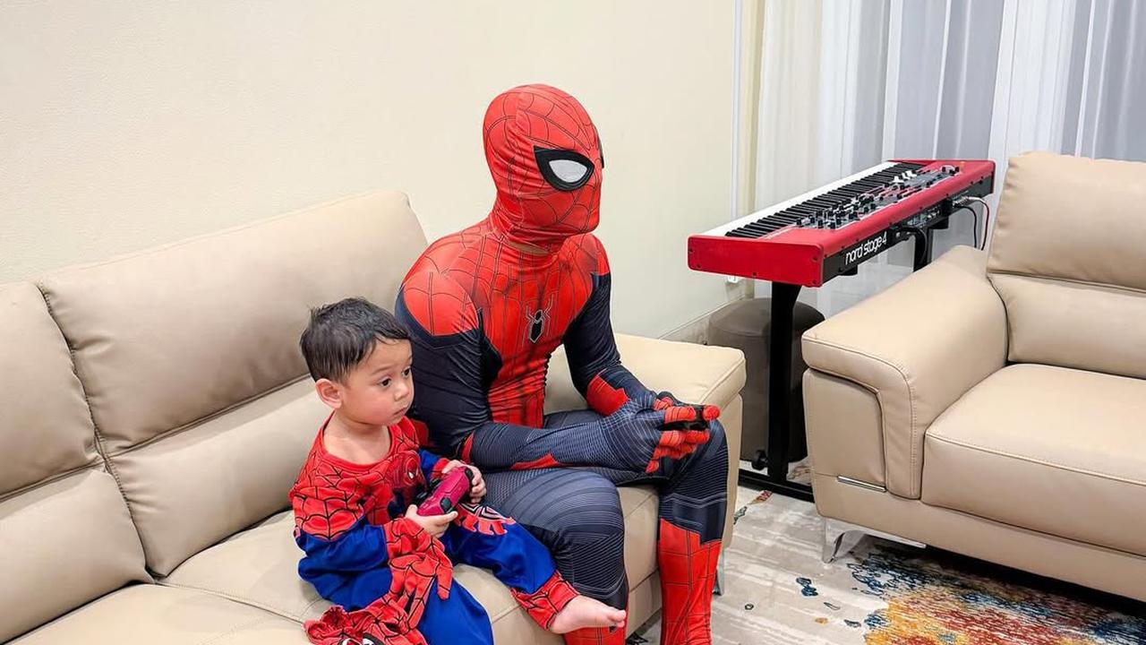 Potret Lucu Abang L Anak Lesti Kejora Cosplay, Mulai Avengers Sampai Pemain Manchester United