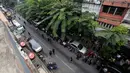 Barisan antrien warga yang terlihat di dekat kantor pusat Bank Tabungan Pemerintah di Bangkok, Thailand (18/10). Warga Thailand mengantre untuk mendapatkan uang kertas 100 baht edisi ulang tahun Raja Bhumibol ke-84. (Reuters/Edgar Su)
