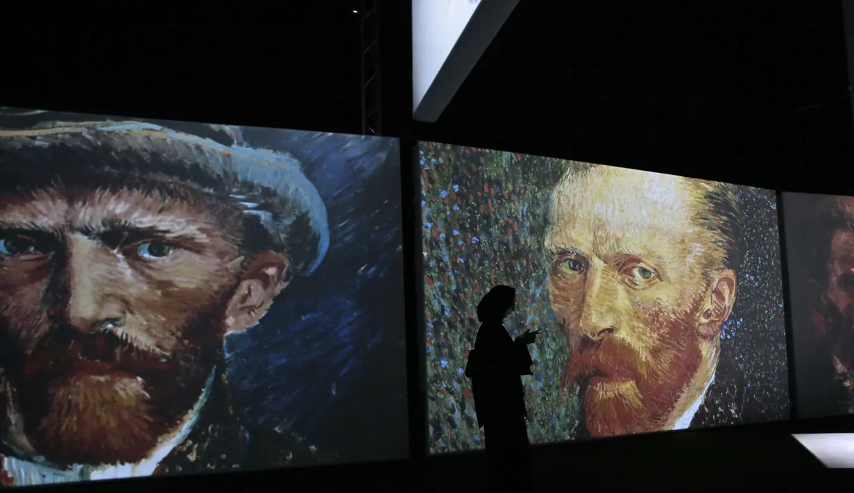 Seorang pengunjung wanita melihat-lihat lukisan Vincent van Gogh versi digital di Dubai, Uni Emirat Arab, Minggu (11/3). Pameran ini bertema Van Gogh Alive. (AP Photo/Kamran Jebreili)
