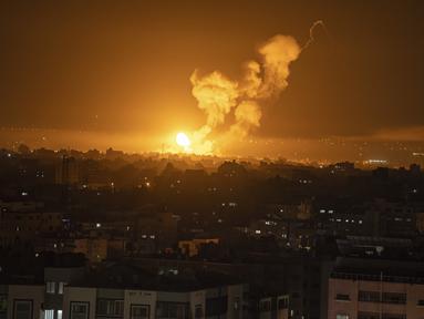 Api dan asap mengepul setelah serangan udara Israel di Jalur Gaza, Palestina, Jumat (7/4/2023). Militer Israel meluncurkan serangan udara ke Gaza sebagai aksi balasan atas rudal yang ditembakkan. (AP Photo/Fatima Shbair)