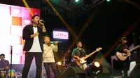 Guyon Waton membawakan 6 lagu di konser #BeraniDekat di hari AIDS Sedunia pada 1 Desember 2019. Sang vokalis, Faisal Bagus Ibrahim terlihat begitu menghayati saat bernyanyi menghibur para penonton yang hadir.