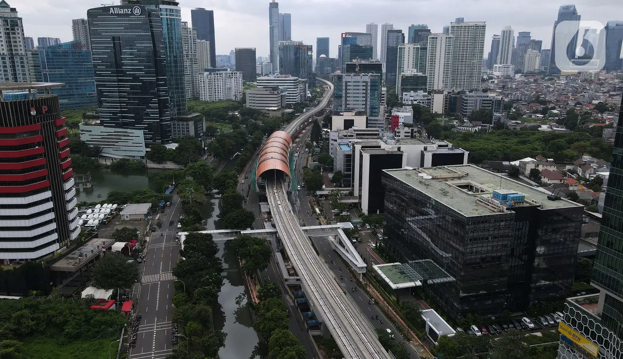 Foto arial proyek pembangunan jalur Light Rail Transit (LRT) Jabodebek rute Cawang-Dukuh Atas yang mencapai 77, 7 persen di Jakarta, Jumat (29/1/2021). Target operasi secara komersial untuk LRT Jabodebek adalah awal Juli 2022. (merdeka.com/Imam Buhori)
