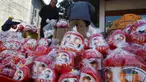 Seorang pedagang menjajakan boneka merah Daruma dalam pameran tahunan Oume Daruma di Tokyo, 12 Januari 2018. Daruma merupakan boneka yang berongga, bulat, boneka tradisional Jepang model setelah Bodhidharma, pendiri sekte Zen Buddhisme. (AP/Koji Sasahara)