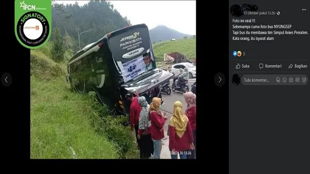 Gambar Tangkapan Layar Foto yang Diklaim Bus Relawan Anies Baswedan Mengalami Kecelakaan (sumber: Facebook).