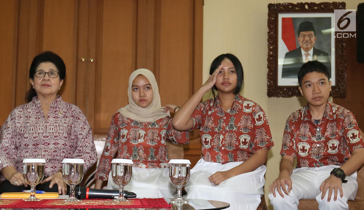Menkes Nila F Moeloek bersama tiga pelajar SMA asal Palangkaraya saat konferensi pers terkait bajakah di Kemenkes, Jakarta, Senin (26/8/2019). Menkes bertemu dengan tiga pelajar SMA asal Palangkaraya yang berhasil menemukan potensi akar Bajakah sebagai obat kanker. (Liputan6.com/Herman Zakharia)