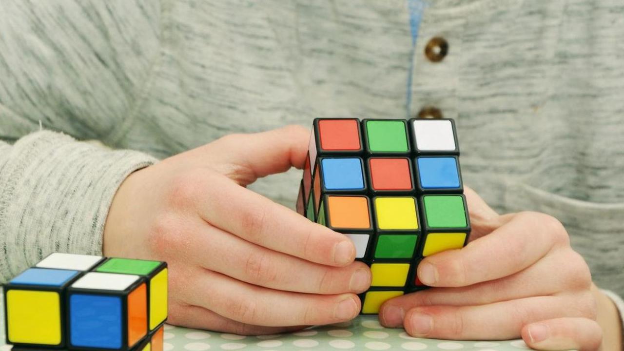 Rubik 3x3 terdiri dari 27 bagian kecil yang ternyata memang saling berhubungan pada bagian porosnya.