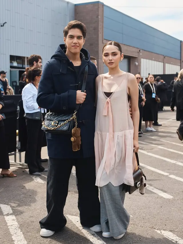 Syifa Hadju dan El Rumi kompak pakai bag charm saat NYFW fashion show Coach [@syifahadju]