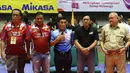 Direktur Utama Indosiar, Imam Sudjarwo foto bersama saat Grand Final Proliga 2017 di GOR Among Rogo, Yogyakarta (23/4). Jakarta Elektrik PLN keluar sebagai Juara Proliga 2017 mengalahkan Jakarta Pertamina Energi. (Liputan6.com/Johan Tallo)