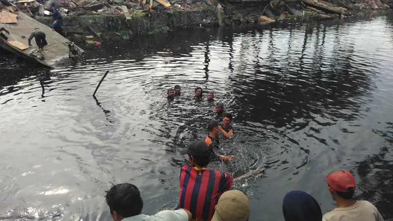 Mencari besi setelah pembongkaran Kalijodo