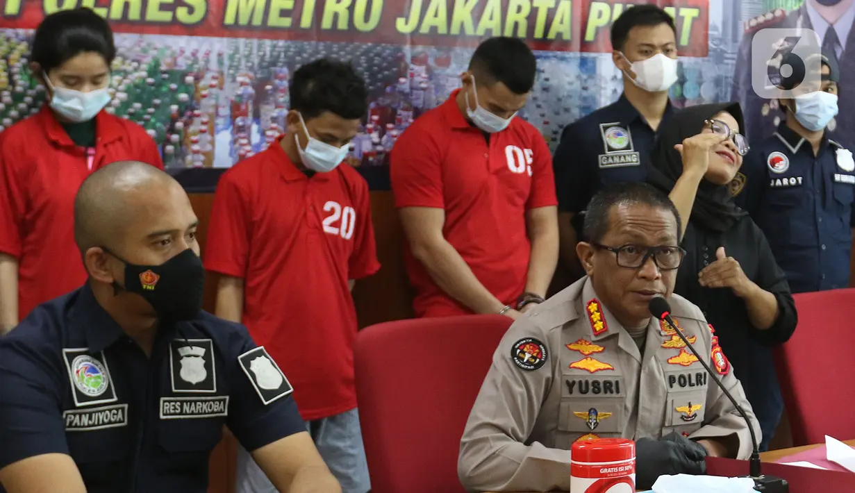 Kabid Humas Polda Metro Jaya Kombes Yusri Yunus memberikan keterangan dalam rilis kasus kepemilikan narkotika terhadap artis peran Agung Saga di Polres Metro Jakarta Pusat, Rabu (31/3/2021). Agung Saga ditangkap pada 27 Maret 2021 di Apartemen Kalibata City. (Liputan6.com/Herman Zakharia)