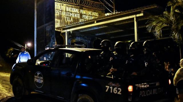 Polisi Honduras di lokasi kerusuhan penjara.