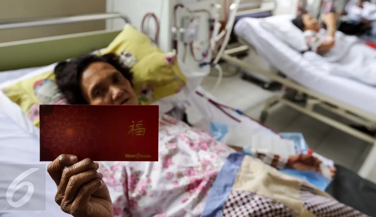 Pasien menunjukkan angpao saat perayaan Tahun Baru Imlek 2568 di Rumah Sakit Siloam Kebon Jeruk, Jakarta (28/1). Program ini sebagai bentuk nyata untuk menghargai tradisi dan budaya yang ada. (Liputan6.com/Fery Pradolo)