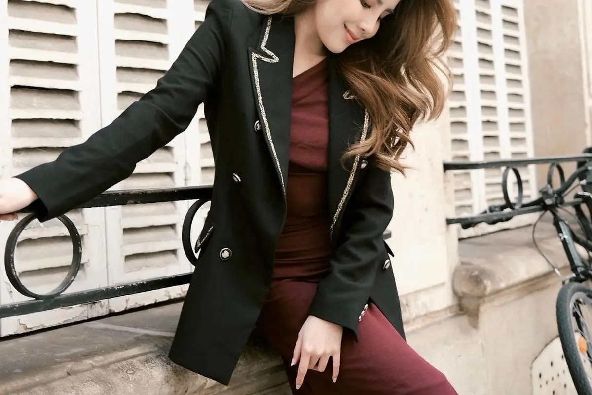 Blazer Jadi Andalan Agatha Chelsea, Nggak Kalah Keren dari Seleb Luar Negeri!