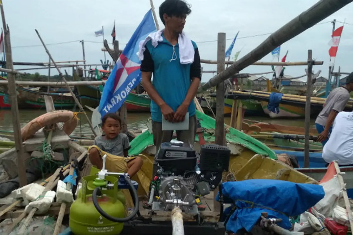 Nelayan di Cirebon Melaut Menggunakan Tabung Gas Melon