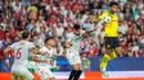 Pemain Borussia Dortmund Giovanni Reyna (kanan) berebut bola dengan pemain Sevilla Alex Telles (kedua kanan) pada pertandingan Grup G Liga Champions di Stadion Ramon Sanchez Pizjuan, Seville, Spanyol, 5 Oktober 2022. Borussia Dortmund menang 4-1. (AP Photo/Jose Breton)