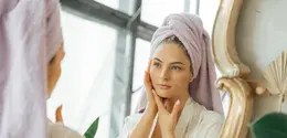 Ilustrasi perempuan mengaplikasikan skincare yang bagus untuk pemilik wajah berminyak dan kusam. Credit: pexels.com by&nbsp;Antoni Shkraba