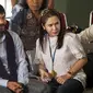 Petinju Filipina, Manny Pacquiao (tengah), saat mengunjungi terpidana mati Mary Jane (kiri) di ruang kunjung Lapas Wirogunan, Yogyakarta, Jumat, (10/7/2015). Ini kali pertama Manny Pacquiao mengunjungi terpidana mati Mary Jane. (REUTERS/Ignatius eswe)