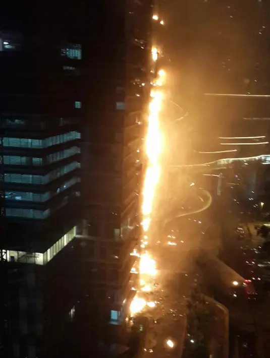 Kebakaran melanda hampir seluruh lantai di Gedung Neo Soho, Jakarta Barat, Rabu (9/11). (Istimewa)