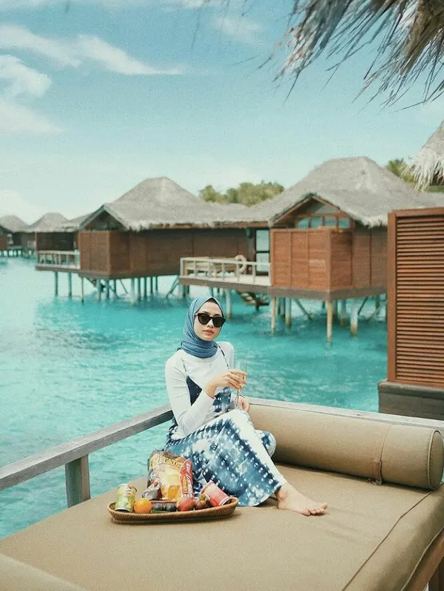 9 Inspirasi Outfit Hijab ke Pantai, Simple dan Modis