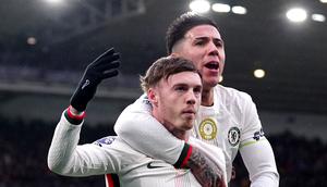 Pemain Chelsea, Cole Palmer (kiri), merayakan golnya bersama Enzo Fernandez dalam pertandingan Liga Inggris melawan Wolverhampton Wanderers di Molineux, Inggris, Sabtu (7/2/2026). (Mike Egerton/PA via AP)