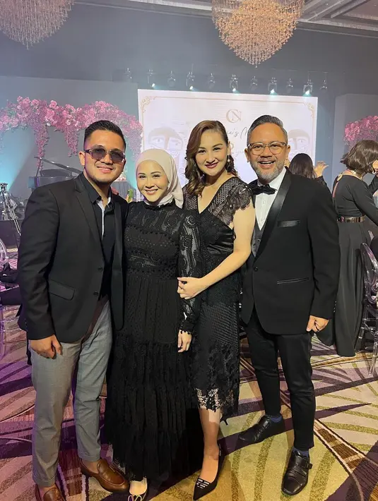 Mengenakan dress brukat hitam menjadi pilihan simple Kesha Ratuliu untuk tampil elegan [@kesharatuliu05]