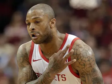 Pebasket Houston Rockets, PJ Tucker, melakukan selebrasi saat melawan Denver Nuggets pada laga NBA di Toyota Center, Selasa (8/1). Houston Rockets menang 125-113 atas Denver Nuggets. (AP/Michael Wyke)