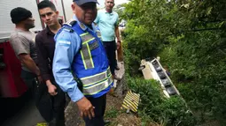 Menurut pejabat polisi, bus yang membawa hampir 60 orang itu menabrak jembatan sebelum terjun ke sungai di dasar jurang sekitar 41 kilometer (25 mil) dari Tegucigalpa. (Johny MAGALLANES/AFP)