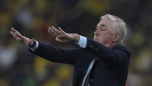 Carlo Ancelotti, pelatih Brasil, terlihat sedang memberikan instruksi kepada para pemainnya di tengah laga Kualifikasi Piala Dunia 2026 kontra Ekuador di stadion Banco Pichincha di Guayaquil, Ekuador, Kamis, 5 Juni 2025. (AP Photo/Dolores Ochoa)