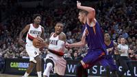 Damian Lillard (tengah) tampil gemilang saat Portland Trail Blazers menang atas Phoenix Suns dalam laga lanjutan NBA musim reguler 2016-2017, Selasa (8/11/2016) waktu setempat atau Rabu (9/11/2016) pagi WIB.  (AP Photo/Craig Mitchelldyer)