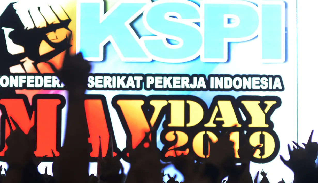 Massa buruh mengangkat dua jari dalam aksi peringatan Hari Buruh 2019 di Tenis Indoor Senayan, Jakarta, Rabu (1/5/2019). Aksi peringatan yang digelar Konfederasi Serikat Pekerja Seluruh Indonesia itu untuk menyuarakan kesejahteraan buruh serta demokrasi jujur dan damai. (merdeka.com/Imam Buhori)