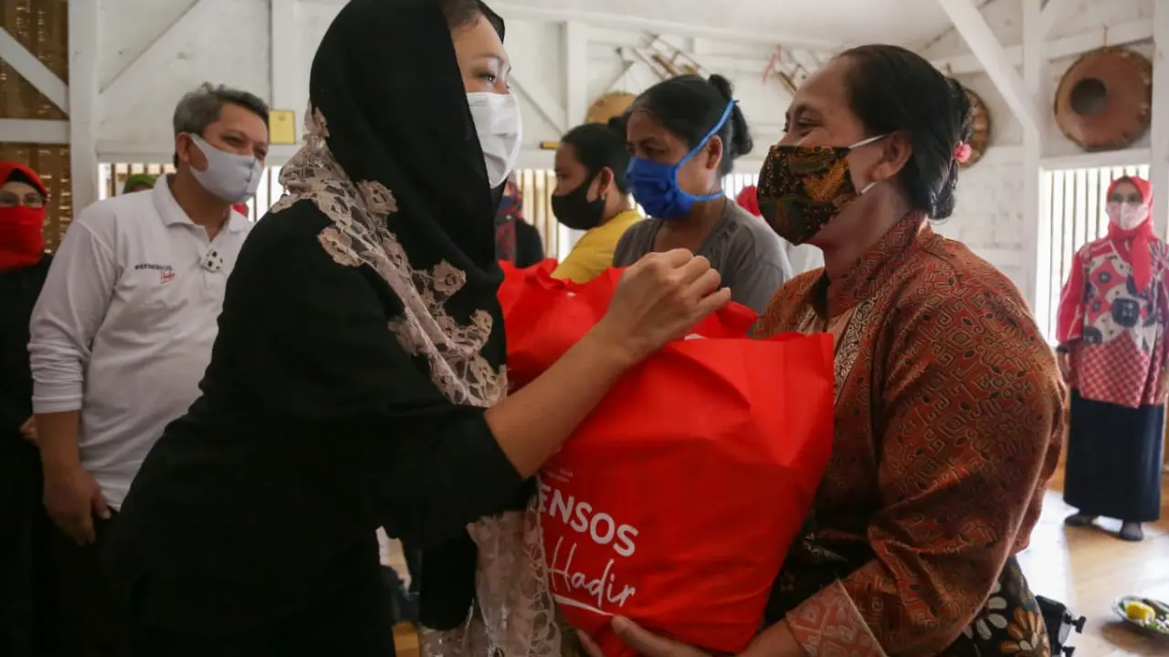 Kunjungi Kampung Naga, Dharma Wanita Kemensos Ajak Warga Gotong Royong Hadapi Covid-19