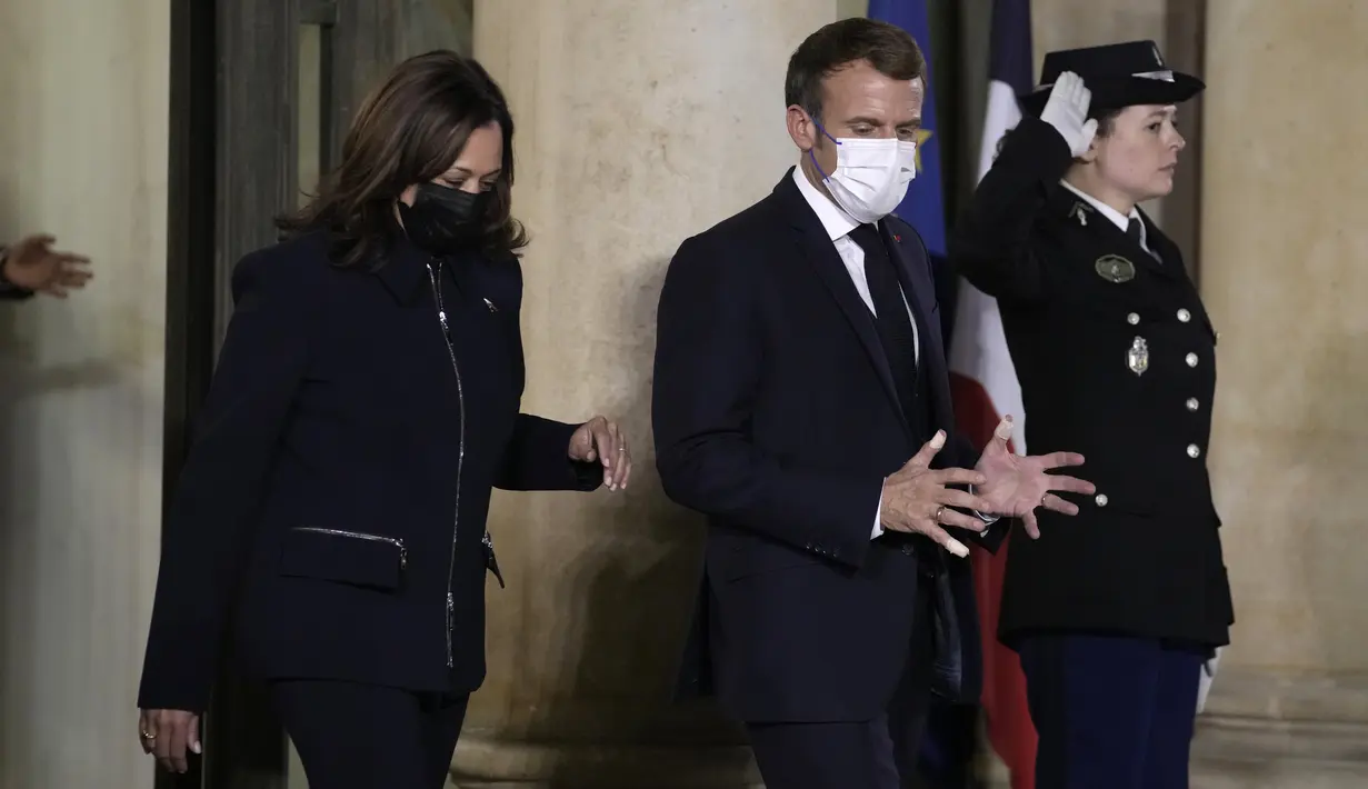 Presiden Prancis Emmanuel Macron menemani Wakil Presiden AS, Kamala Harris meninggalkan Istana Elysee usai menggelar pertemuan di Paris, Rabu (10/11/2021). Kamala Harris bertemu dengan Macron dalam upaya meredakan ketegangan terkait kesepakatan kapal selam yang dibatalkan. (AP Photo/Christophe Ena)