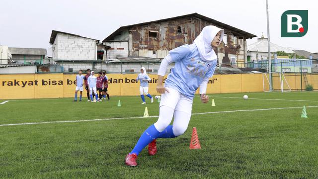 Foto: Menengok Lapangan Sepak Bola Standar FIFA di Tengah Pemukiman Muara Angke Jakarta