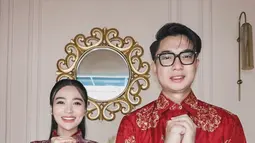 Wika Salim tampil anggun dalam balutan cheongsam merah saat merayakan Imlek bersama sang kekasih, Max Adam. Mereka menikmati perayaan di rumah keluarga Max dengan suasana hangat dan penuh kebersamaan. Momen ini menjadi spesial bagi Wika yang ikut merasakan kemeriahan tradisi Tahun Baru China. (Liputan6.com/IG/@wikasalim)