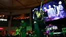 Permainan gitar dan vokal Dimas Anggara menjadi santapan lezat yang paling ditunggu oleh para penggemar yang memadati Unity Stage Downtown. (Adrian Putra/Bintang.com)