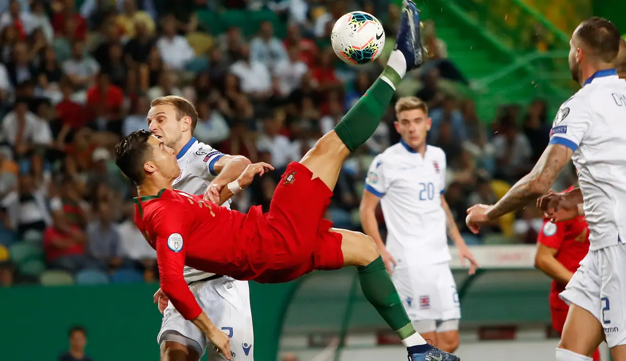 Megabintang timnas Portugal, Cristiano Ronaldo melakukan tendangan akrobatik saat menjamu Luksemburg dalam laga lanjutan Grup B Kualifikasi Piala Eropa 2020 di Estadio Jose Alvalade, Jumat (11/10/2019). Ronaldo menyumbang gol saat Timnas Portugal menang 3-0 atas Luksembur. (AP/Armando Franca)
