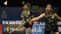 Ganda putra Indonesia, Fajar Alfian/Rian Ardianto, berhasil mengalahkan ganda Thailand, Kittinupong Kedren/Dechapol Puavaranukroh, pada BCA Indonesia Open di JCC, Jakarta, Jumat (16/6/2017). (Bola.com/Vitalis Yogi Trisna)