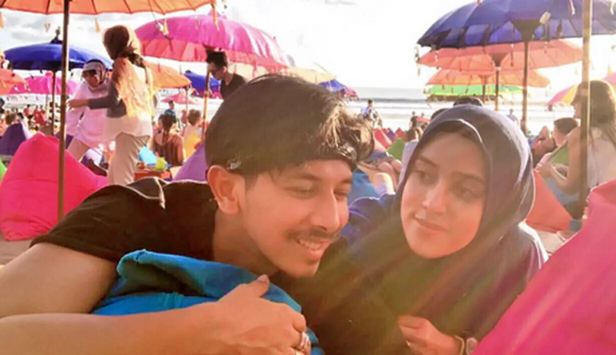 Belum lama ini, pasangan yang masih menikmati indahnya pengantin baru itu melakukan bulan madu. Meski sempat tertunda, dalam akun Instagram, pasangan ini tengah menikmati bulan madu pertamanya di Bali selama enam hari. (Instagram/fairuzarafiq)