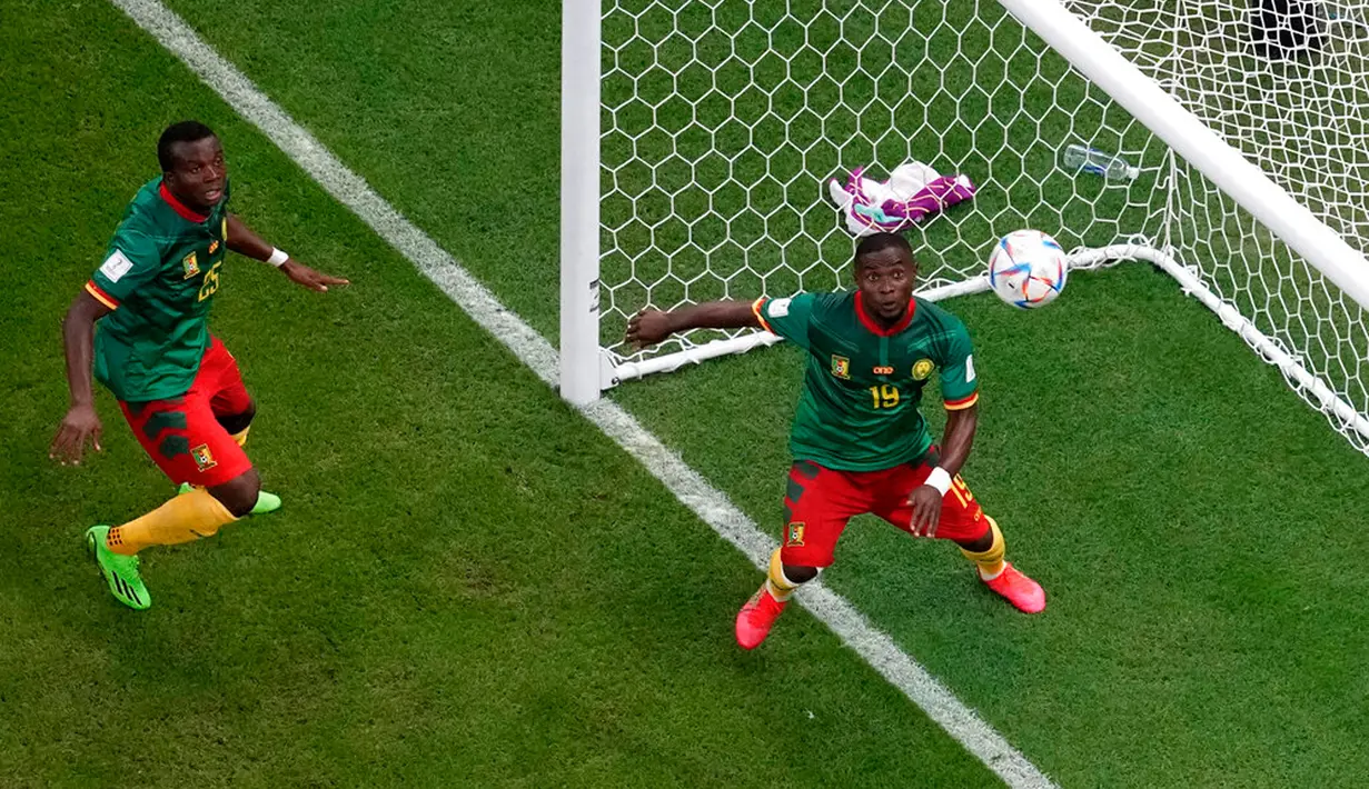 Pemain Kamerun Tolo Nouhou dan Collins Fai (kanan) saat melawan Brasil pada pertandingan sepak bola Grup G Piala Dunia 2022 di Stadion Lusail, Lusail, Qatar, 2 Desember 2022. Kamerun menang 1-0 atas Brasil, namun tetap tak lolos ke babak selanjutnya. (AP Photo/Thanassis Stavrakis)