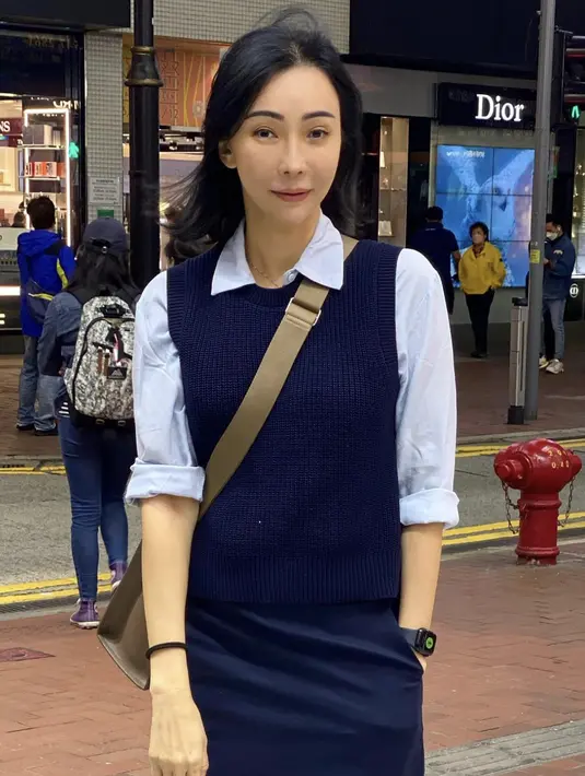 Dengan gaya klasik, Suasana Rahardjo tampil begitu sederhana dengan outfit bernuansa biru. [Foto: Instagram/ Suasana Rahardjo]