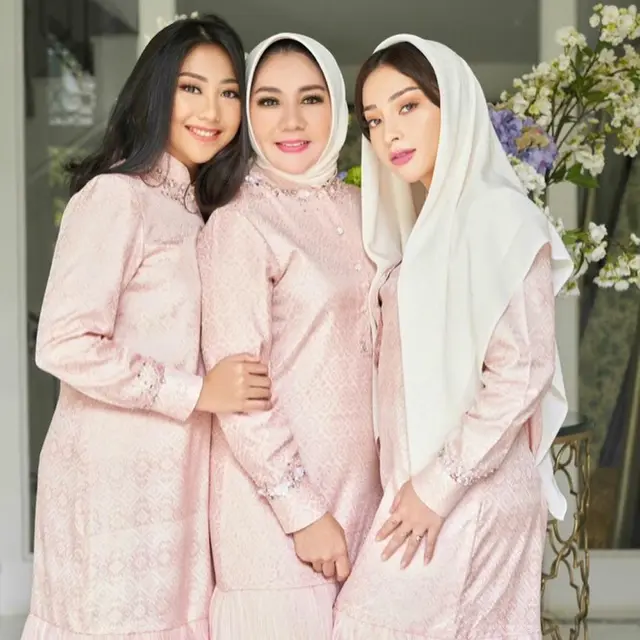 6 Potret Hangat Nikita Willy Bareng Adik dan Ibundanya, Selalu Kompak