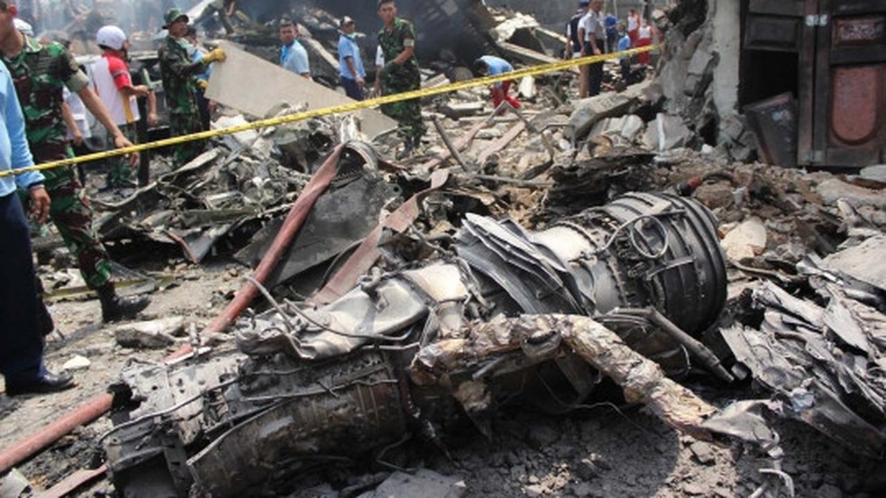 Reruntuhan Hercules TNI AU yang hancur berkeping-keping