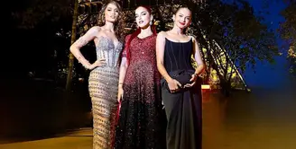 Gaun malam yang dikenakan mereka kontras. Meski begitu, ketiganya sama-sama bersinar dengan gaun pilihan mereka. [@claurakiehl/@enzystoria/@tasyafarasya]