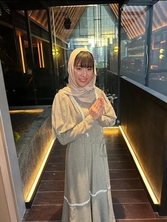 Melihat Haruka beberapa kali mengenakan hijab, tak sedikit netizen yang menyangka mantan member AKB48 generasi ketiga ini sudah mualaf. (Liputan6.com/IG/@haruuuu_chan)
