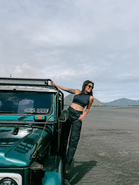 Gaya outdoor ala Awkarin dengan cropped top one shoulder dan celana adventure (Foto: Instagram @awkarin)