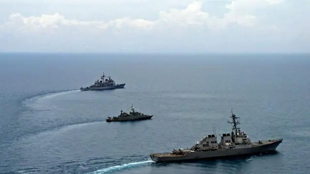 (ilustrasi) Kapal perang di Laut China Selatan (Intelligence Specialist 1st Class John J Torres)