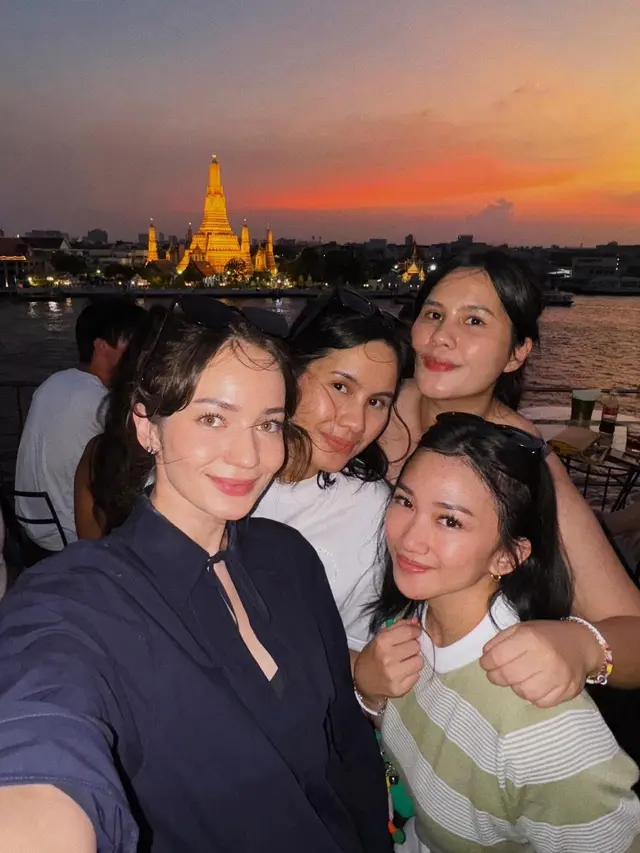7 Potret Seru Enzy Storia Liburan ke Bangkok, Naik Ojol Hingga Jalan-Jalan ke Museum